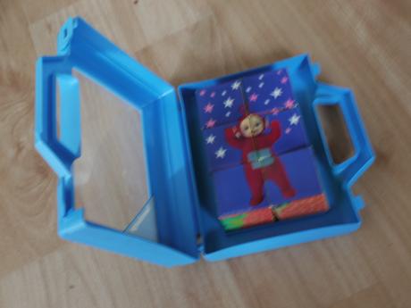 Maly kufrik s kostickami-puzzle-kosticky- na cesty,