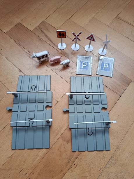 Vláčky - koleje - přejezd,