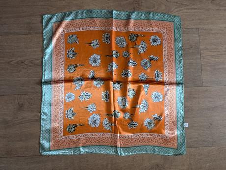 Krásný jemný šátek 60 x 60 cm,