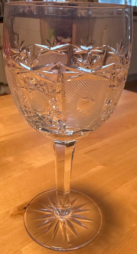 Šest broušených sklenic z křišťálu na víno, 