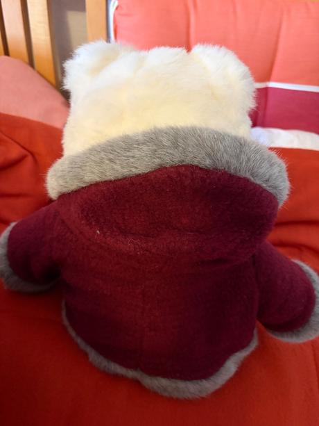 Bily medved plysovy,