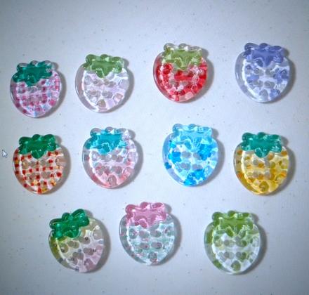 Plastový knoflík jahoda 25 mm (1ks), 