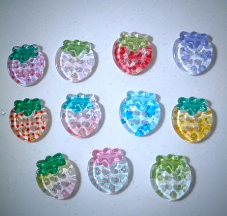 Plastový knoflík jahoda 25 mm (1ks), 