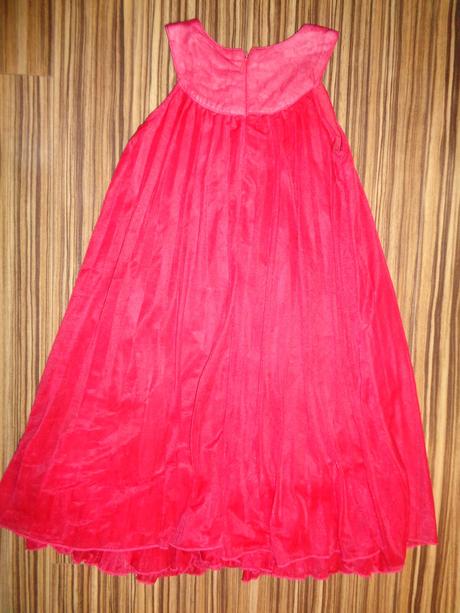 Červené plisované šaty, 128