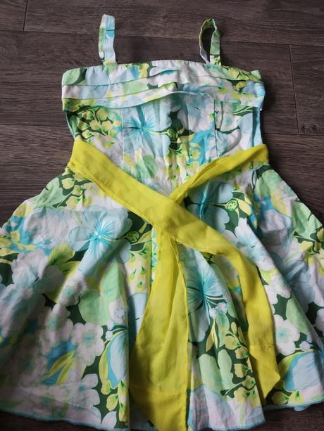 Žluto-modré květované šaty, 104
