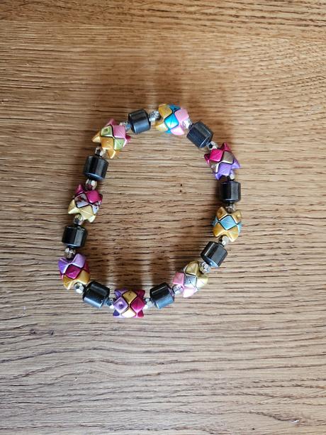 Barevné korálky náramek,