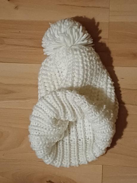 Bílá čepice, kulíšek, 