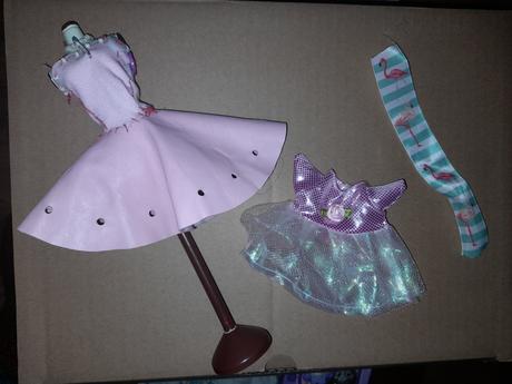 Stojan pro švadlenku, švadlenka, šaty na barbie, 