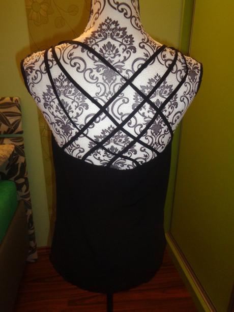 Černý top - krásně řešená záda, gate,m