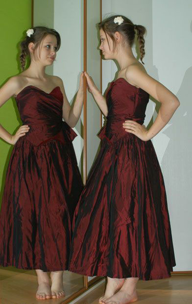 Společenské vínově červené šaty, 36