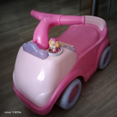 Odrážedlo autíčko,