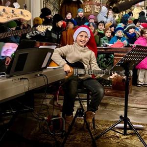 @apacheee: První koncert v kostele 👌