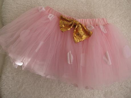 Krásná tylová růžová sukně se zlatou mašlí, 92