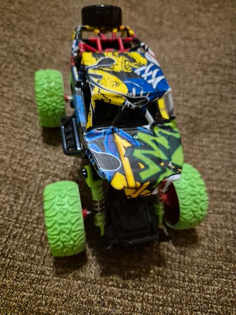 Pérovací monster truck na setrvačník, 