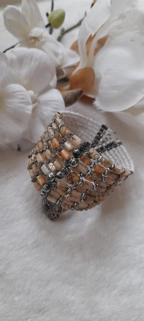 Široký korálkový náramek,