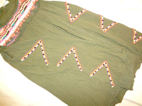 Luxusní khaki šaty s výšivkou a bambulkami, next,134