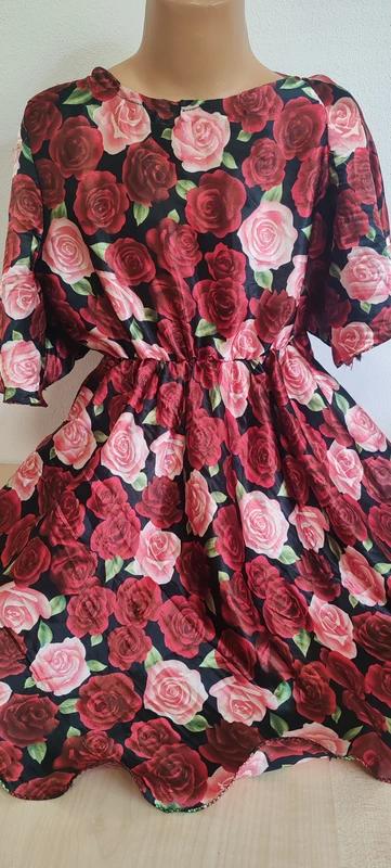 Šaty s růžemi,