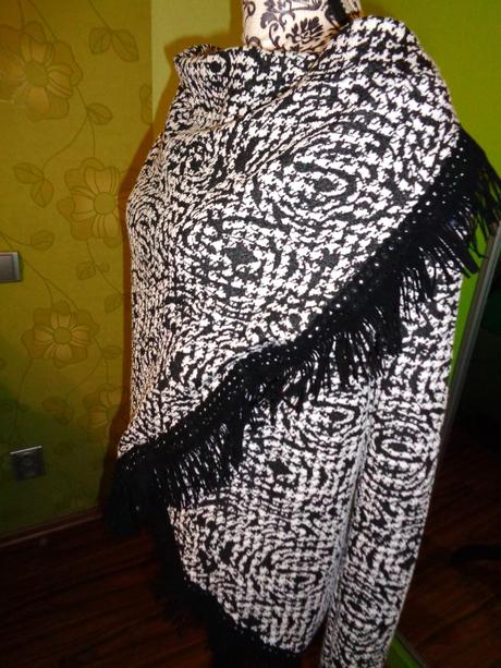 Luxusní černobílý zavinovací top s třásněmi, 40 / 42