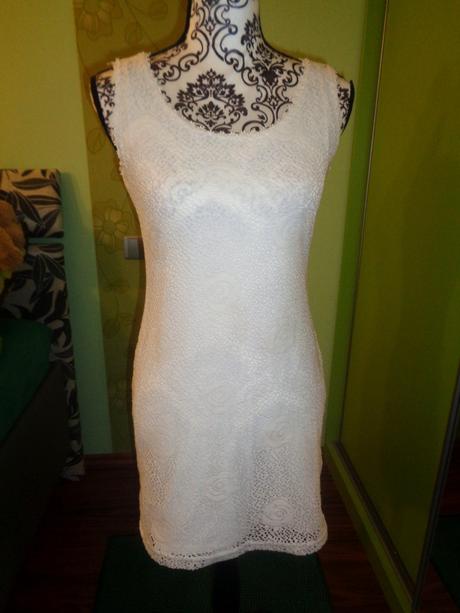 Sněhově bílé krajkové šaty, s