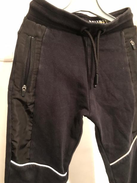 Černé zdobené tepláky s kapsami a tkanicí, 116