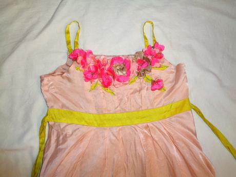 Krásné lesklé saténové šaty s kytičkami, monsoon,146