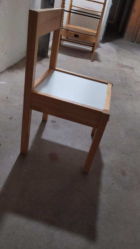 Stoleček a 2 židličky,