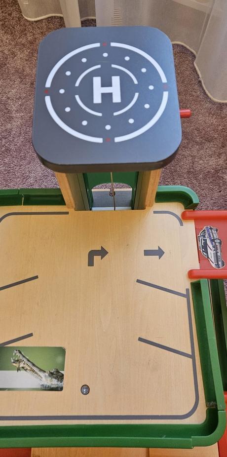 Woody dřevěná patrová garáž s výtahem, 