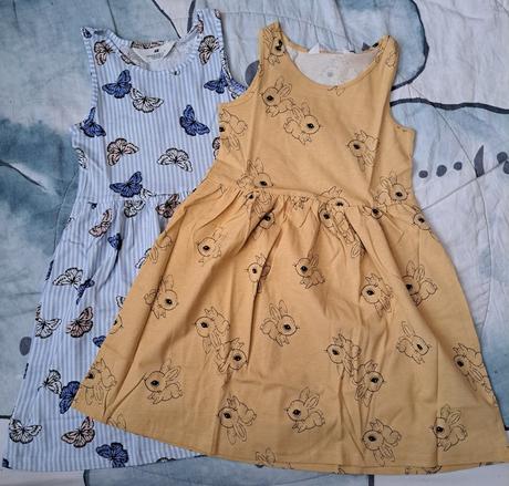 2x šaty zajíčci a motýlci, h&m,122