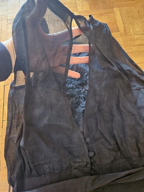 Pozdrove šaty s vyšíváním a rozparkem na zadech, zara,m