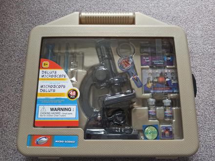 Mikroskop v kufříku, 