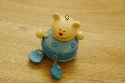 Dreveny medvidek - na zaveseni /na kolotoc kocarek,