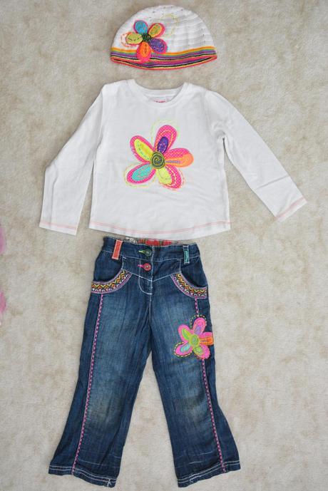 Džíny, triko a čepka s neon kytkou, next,98