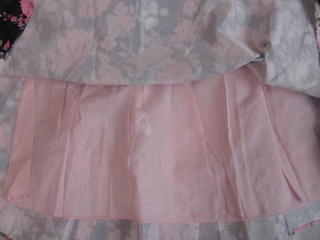 Krásné saténové květované šaty, 140