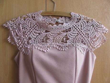 Pudrové společenské šaty, 38