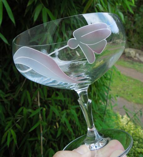 Sklenice na nožce s růžovým dekorem, 