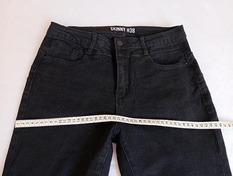 Push up černé džíny s dírami na kolenou, gate,40