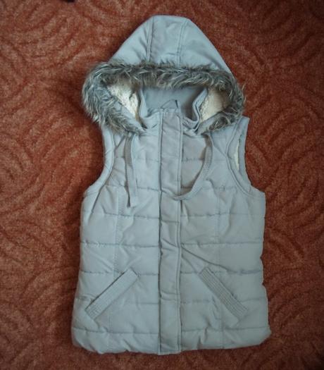 Šedá zateplená vesta vestička s kožíškem, f&f,m