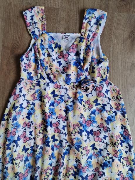 Krásné lehké letní dívčí šaty 134/140, 134