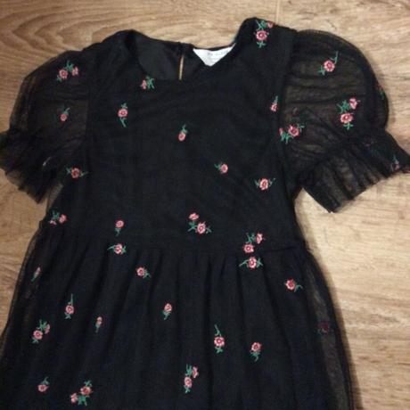 Lehké tylové šaty s vyšívanými květinkami, primark,116