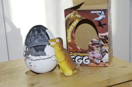 Maly dinosaurus ve vajicku,