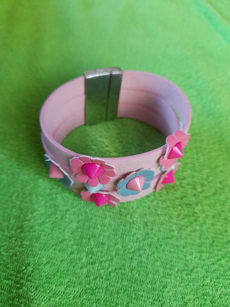 Náramek růžový s květinami na ruku, 