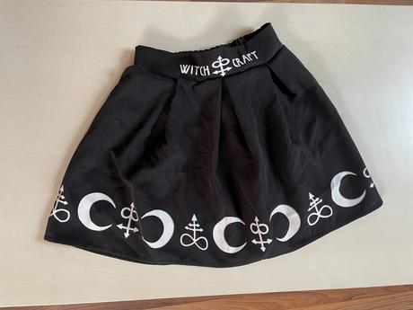 Ghotic/witch krátká sukně, vel m i méně, vada naže, m