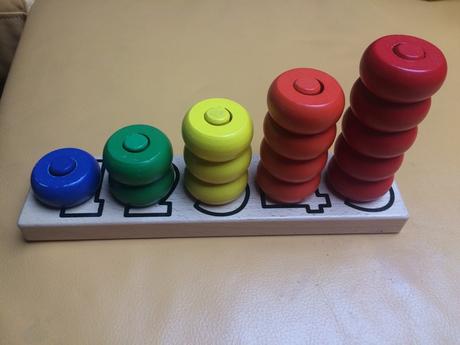 Dřevěná nasazovací hračka, 