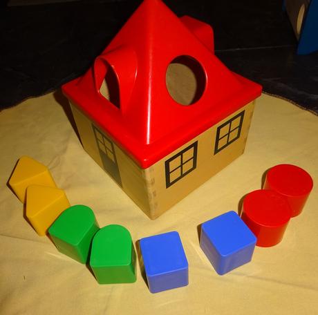 Dřevěný domeček s vkladacími tvary,