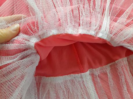 Neonově růžové šaty, s