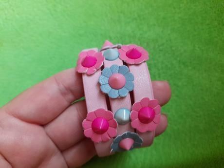 Náramek růžový s květinami na ruku, 