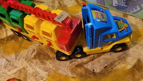 Nákladní auto s kontejnery,