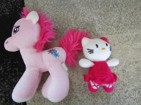 Plyšáci- koník,hello kitty ,olaf, 