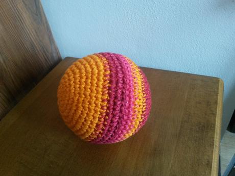 Háčkovaný míček 10 cm, 