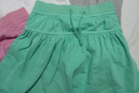 Šaty + 2x sukně + 2x tričko vel. 128, 122–134